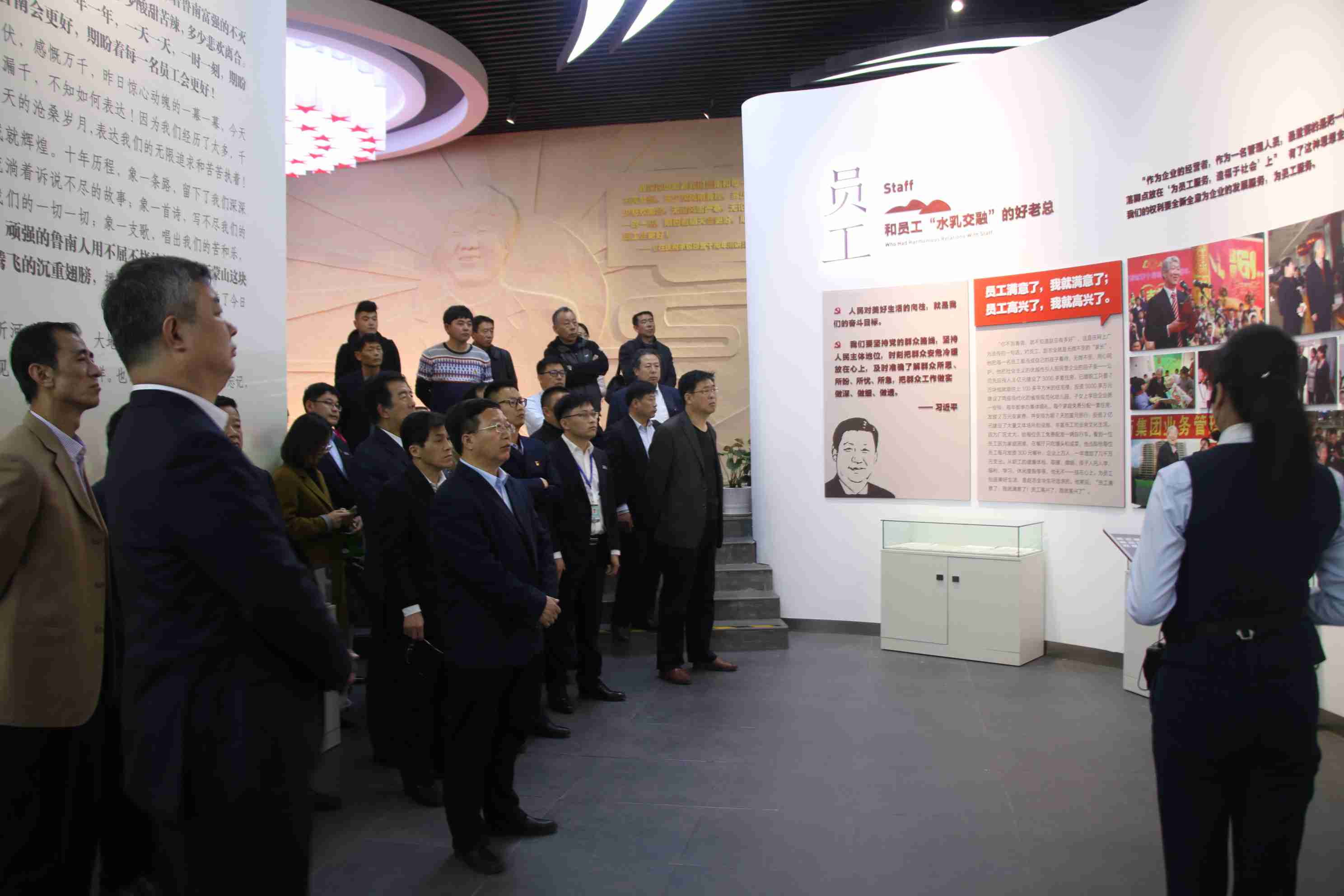 青島校區(qū)與魯南制藥集團簽訂協(xié)議深化校企合作，傳承紅色基因，共同培養(yǎng)人才。(圖文)