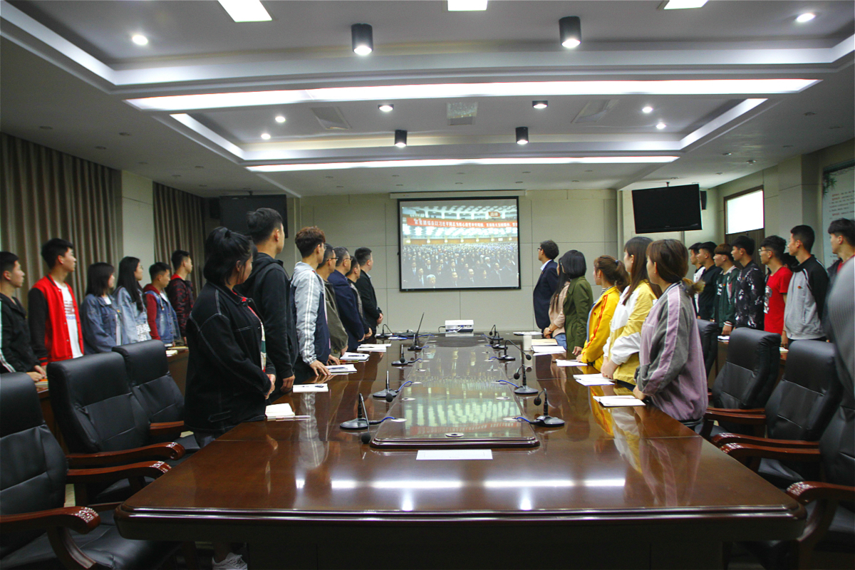 德州科技職業(yè)學(xué)院組織團員集中收看紀(jì)念五四運動100周年大會(圖文)