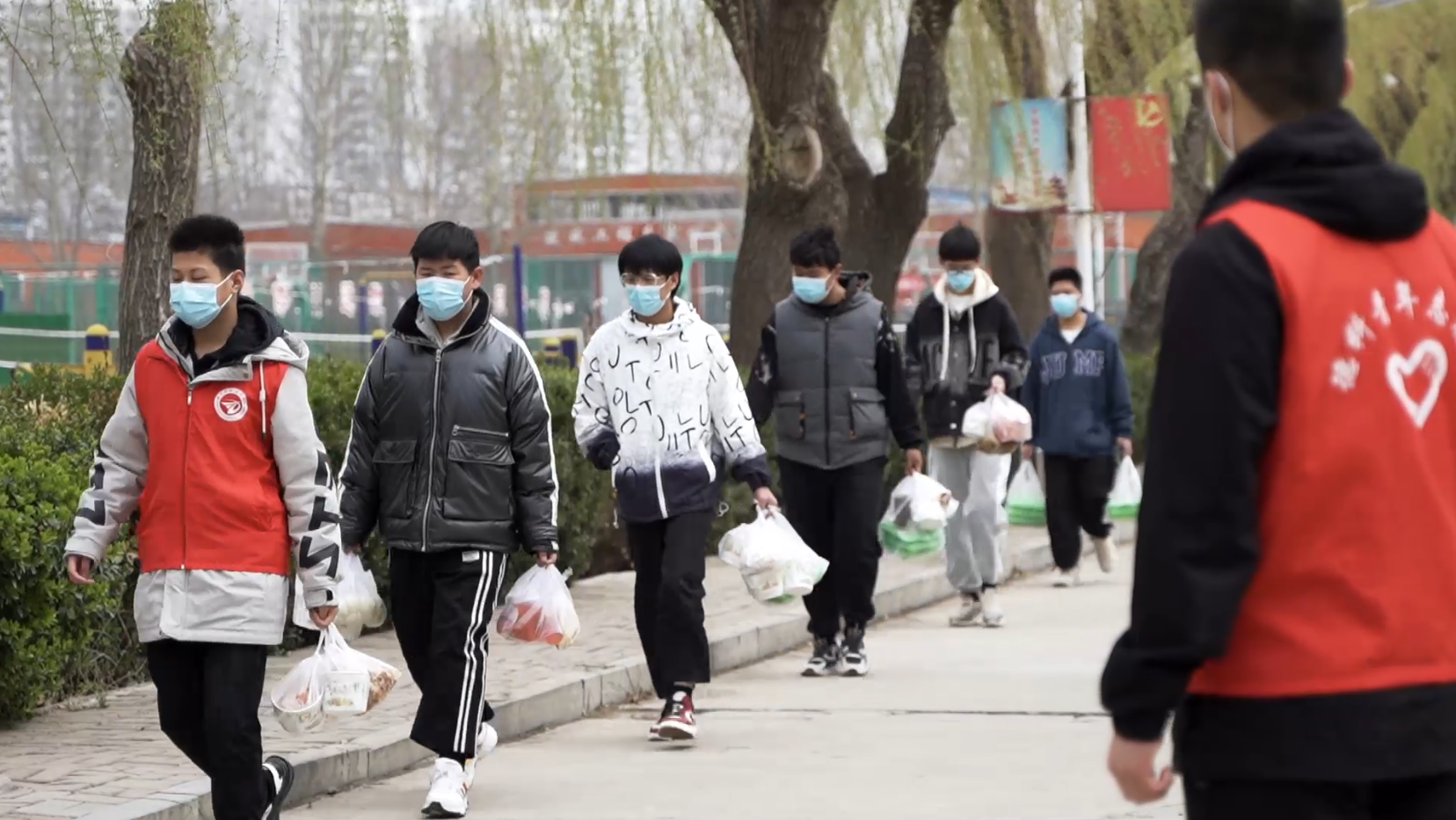 放心，我們同在，抗疫路上不孤單！向校園里的志愿者致敬！