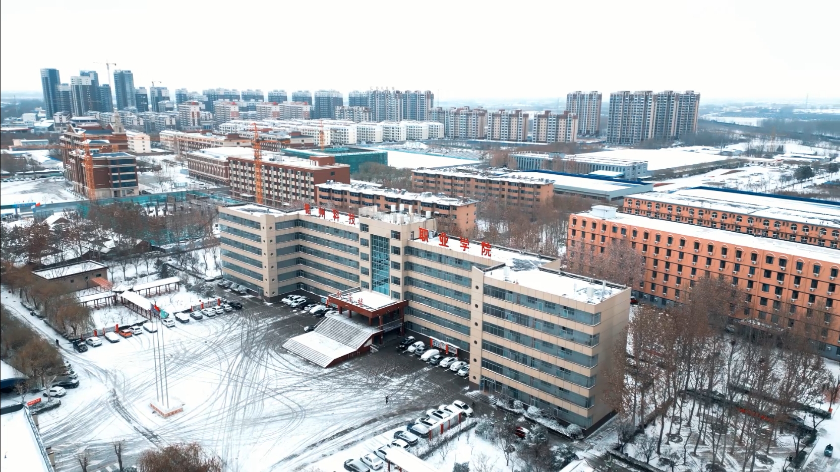 今冬初雪過后，雪滿校園。冰凝雪積，銀粉玉屑，德科換上了限定白色盛裝。